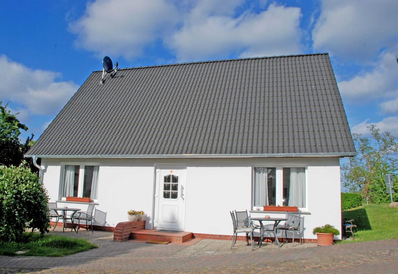 Ferienwohnungen Im Haus Am Deich Middelhagen Exterior photo